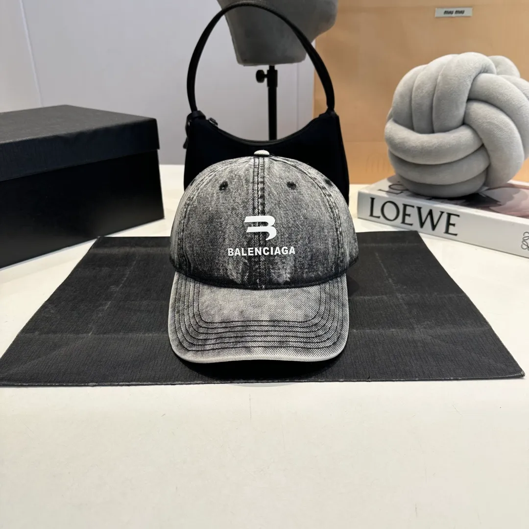 P60 BALENCIAGA 🆕Spring style new personalized baseball cap, high quality and excellent breathability, suitable for all seasons, high-value fashion item! Same style for men and women