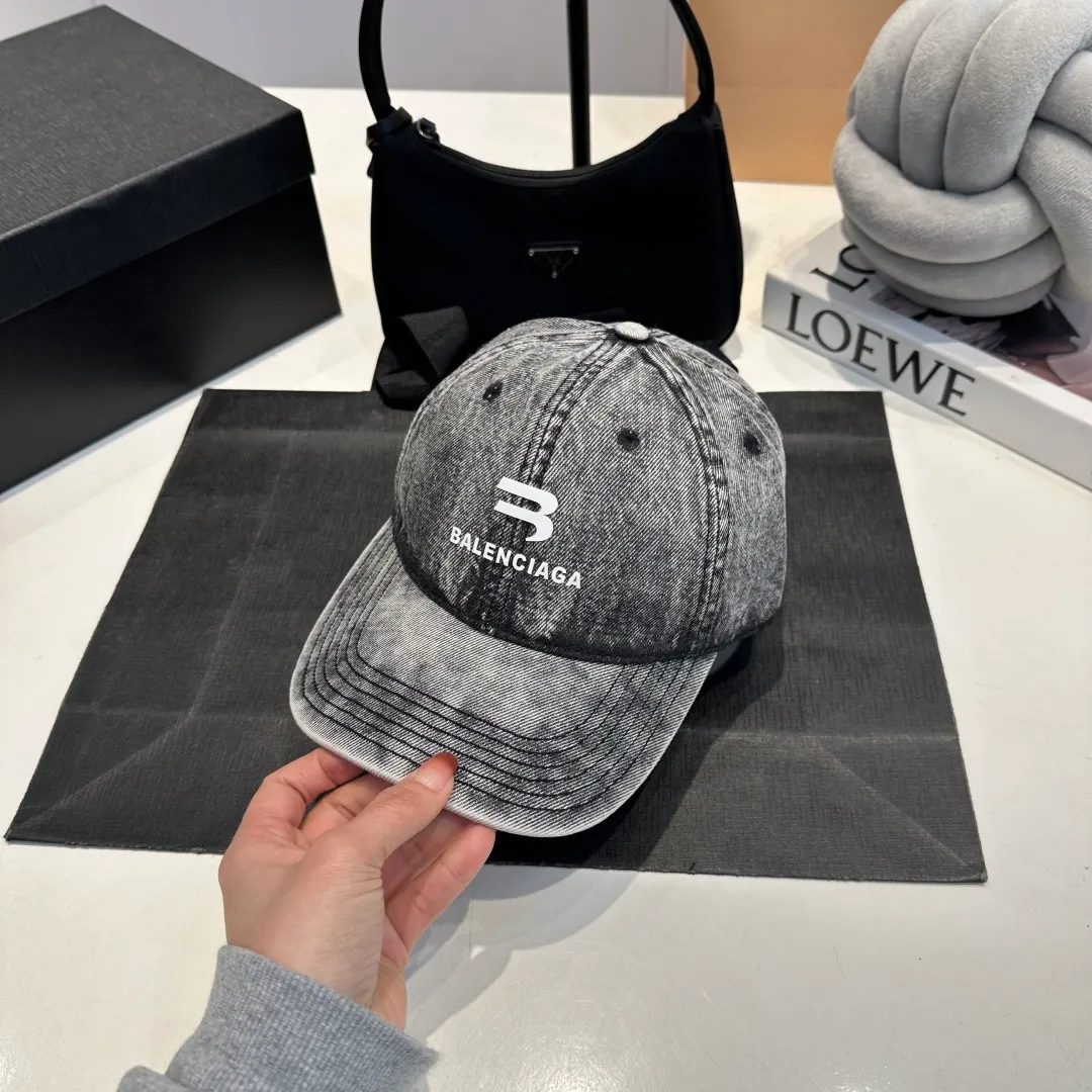 P60 BALENCIAGA 🆕Spring style new personalized baseball cap, high quality and excellent breathability, suitable for all seasons, high-value fashion item! Same style for men and women