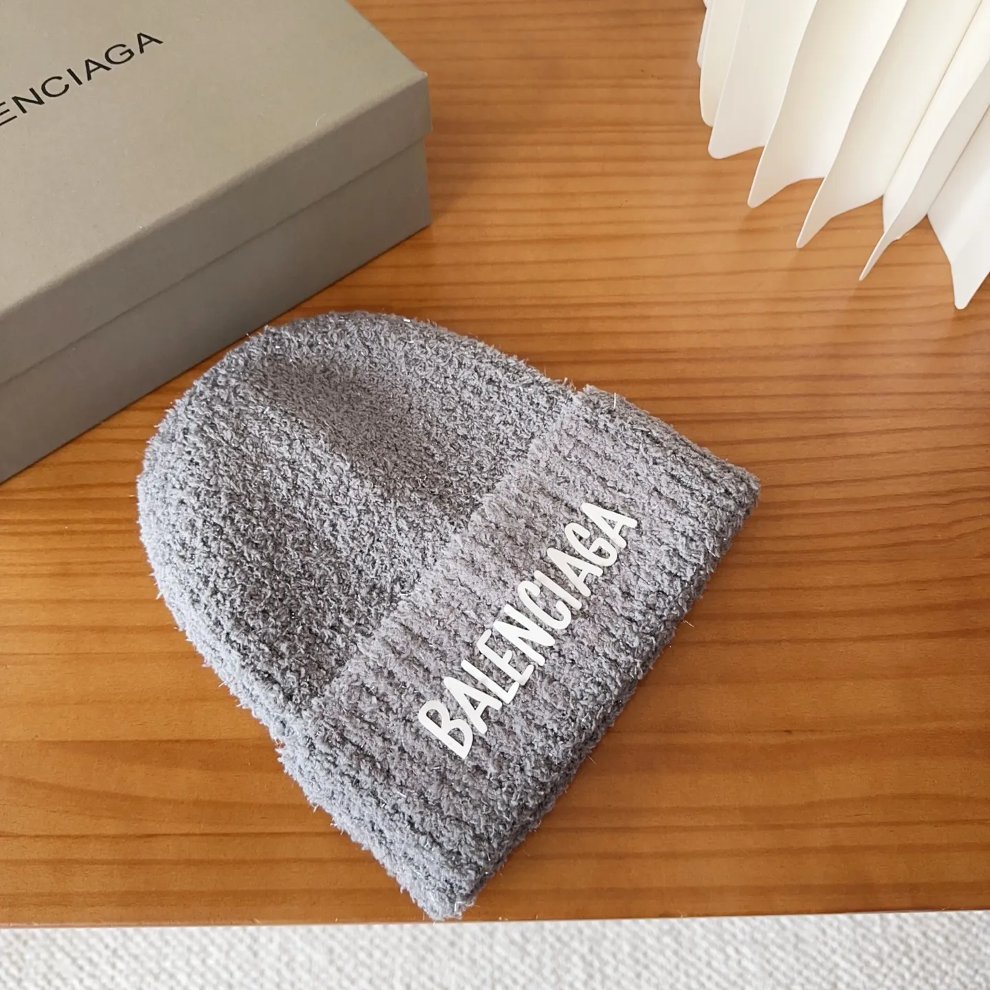 🉐️120 Balenciaga knitted cold hat brick cabinet new style! It became popular on Xiaohongshu as soon as it was put on the shelves~ First released on the whole network, matching color and version. The first batch of goods is sufficient, so hurry up and get it.