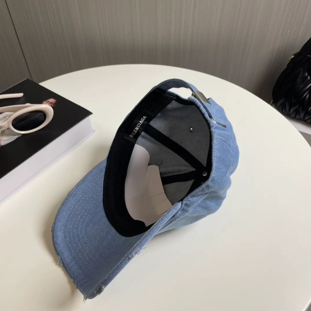 P70 Balenciaga's new washed distressed denim baseball cap. Newly launched washed denim series, casual and versatile wardrobe matching tool.