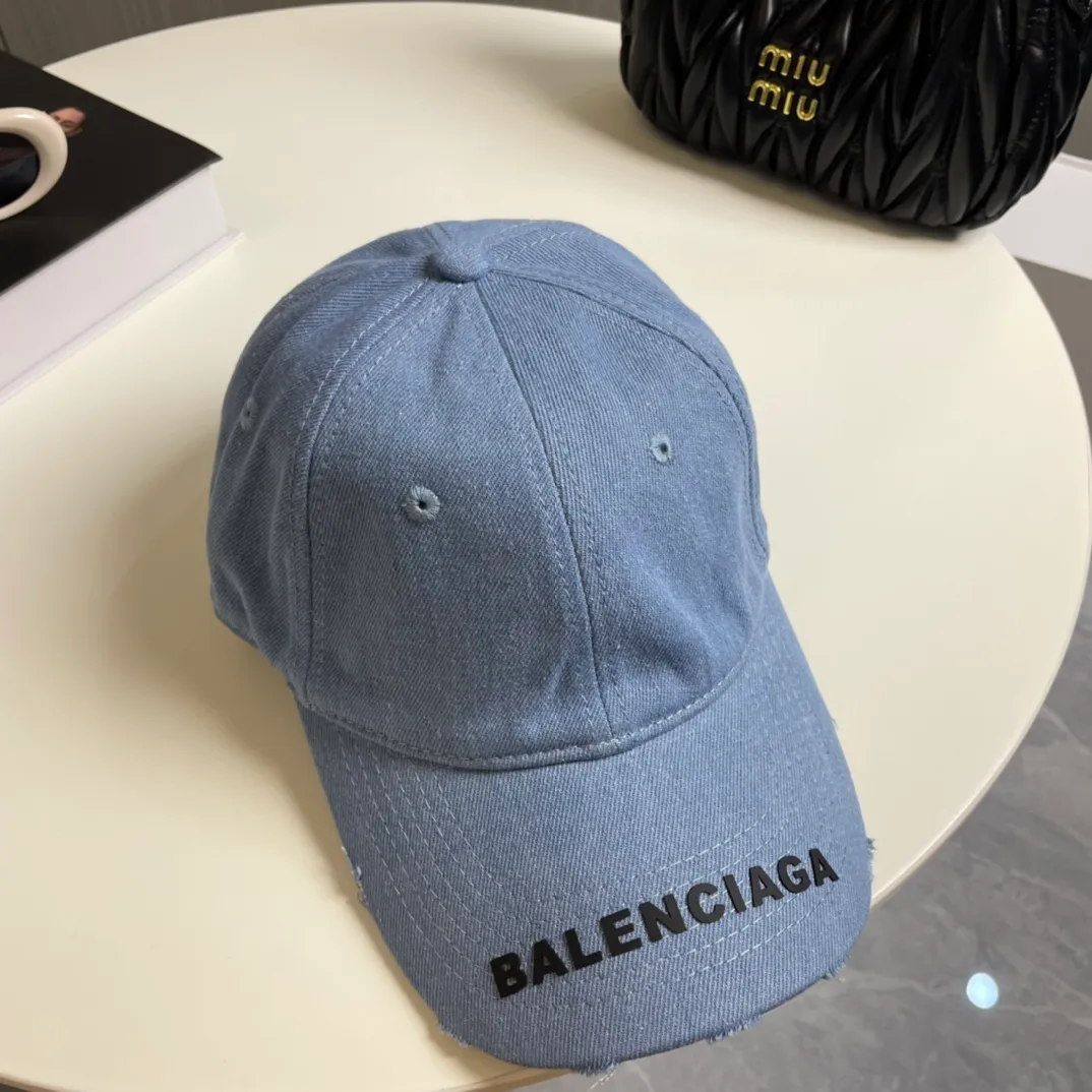 P70 Balenciaga's new washed distressed denim baseball cap. Newly launched washed denim series, casual and versatile wardrobe matching tool.