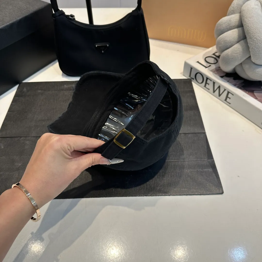 P60 new product Balencia*a Balenciaga new baseball cap ready for delivery in seconds🧢Simple, fashionable, super invincible and beautiful hat! Couple style!
