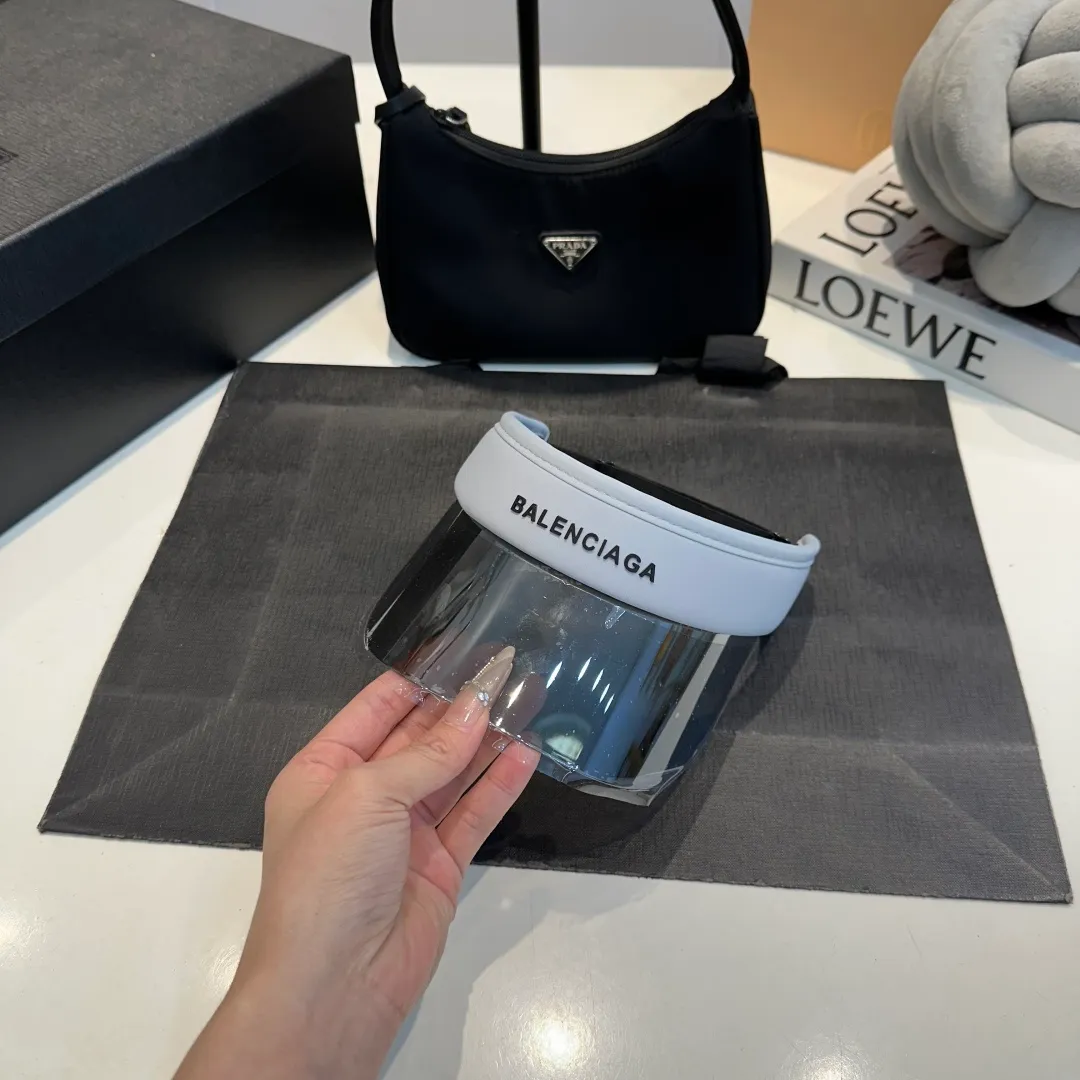 P50 Balencia*a Balenciaga's new style 💞 Summer ice silk empty top hat. The empty top sun protection hat does not delay the ponytail~ The ice silk fabric is practical and beautiful! The design of the large brim can effectively block ultraviolet rays. Multiple colors available.