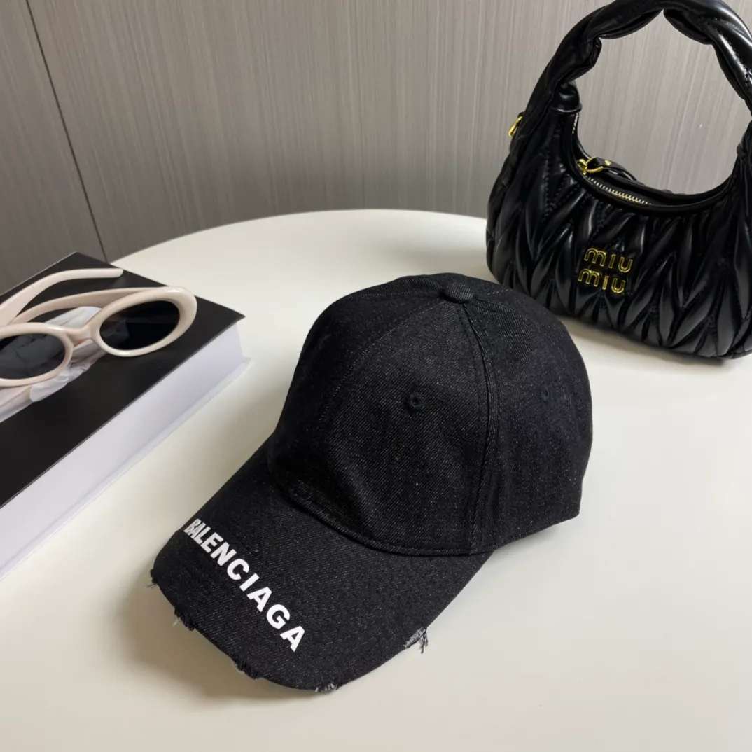 P60 Balenciaga's new washed distressed denim baseball cap. Newly launched washed denim series, casual and versatile wardrobe matching tool.