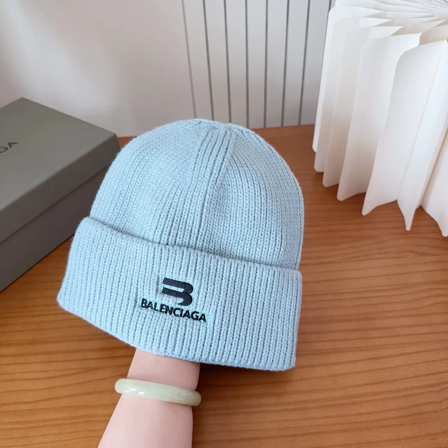 💰60 Balenciaga knitted cold hat brick cabinet new style! It became popular on Xiaohongshu as soon as it was put on the shelves~ First released on the whole network, matching color and version. The first batch of goods is sufficient, so hurry up and get it.
