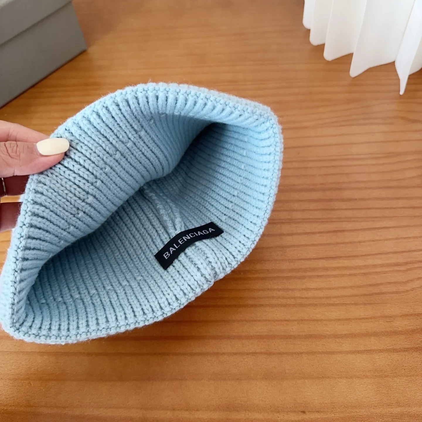 💰60 Balenciaga knitted cold hat brick cabinet new style! It became popular on Xiaohongshu as soon as it was put on the shelves~ First released on the whole network, matching color and version. The first batch of goods is sufficient, so hurry up and get it.