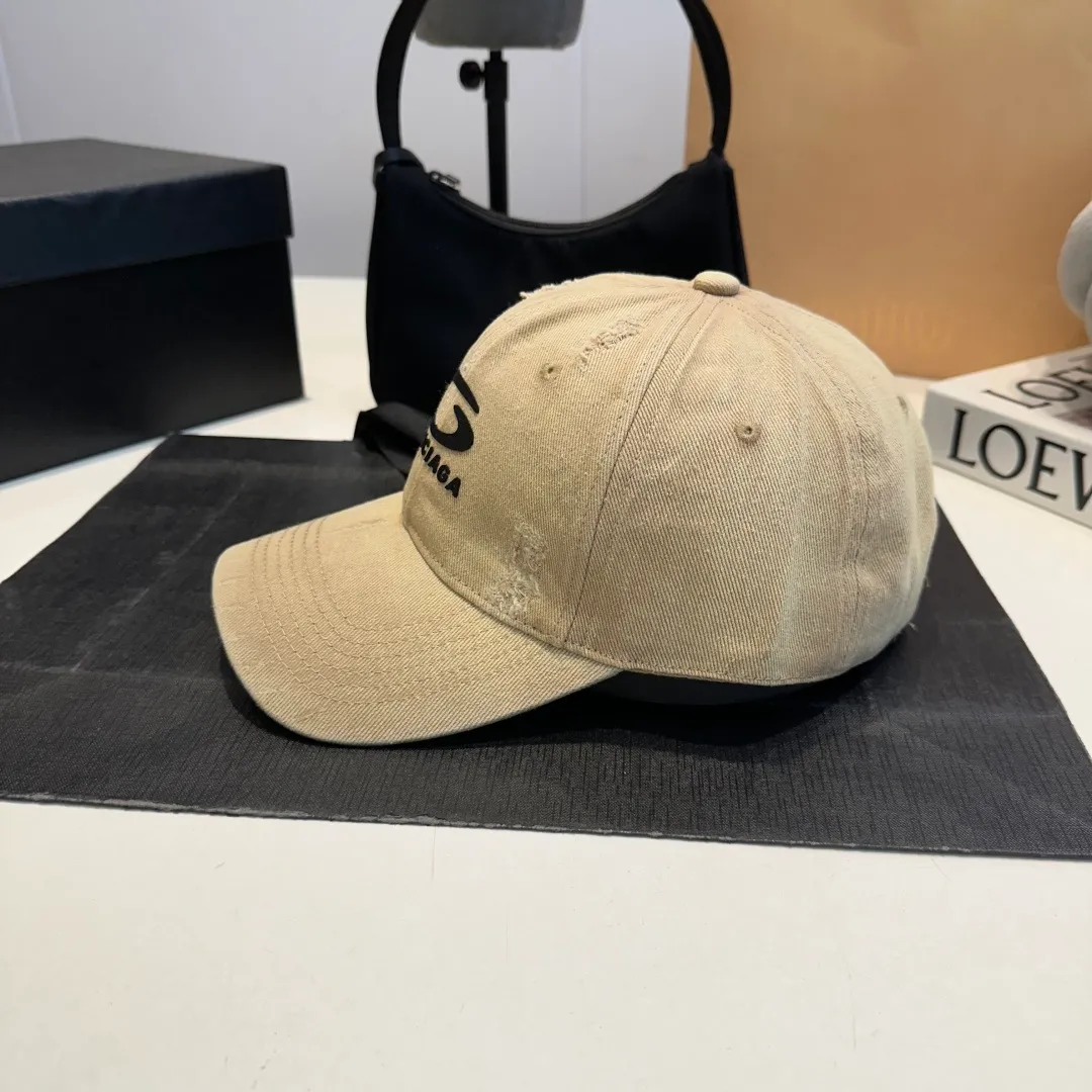 P56 New Balencia*a Balenciaga new baseball cap, ready for delivery in seconds🧢Simple, fashionable, super invincible and beautiful hat! Couple style!