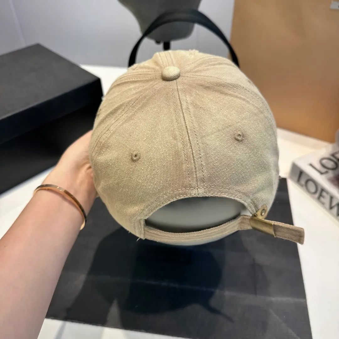 P56 New Balencia*a Balenciaga new baseball cap, ready for delivery in seconds🧢Simple, fashionable, super invincible and beautiful hat! Couple style!