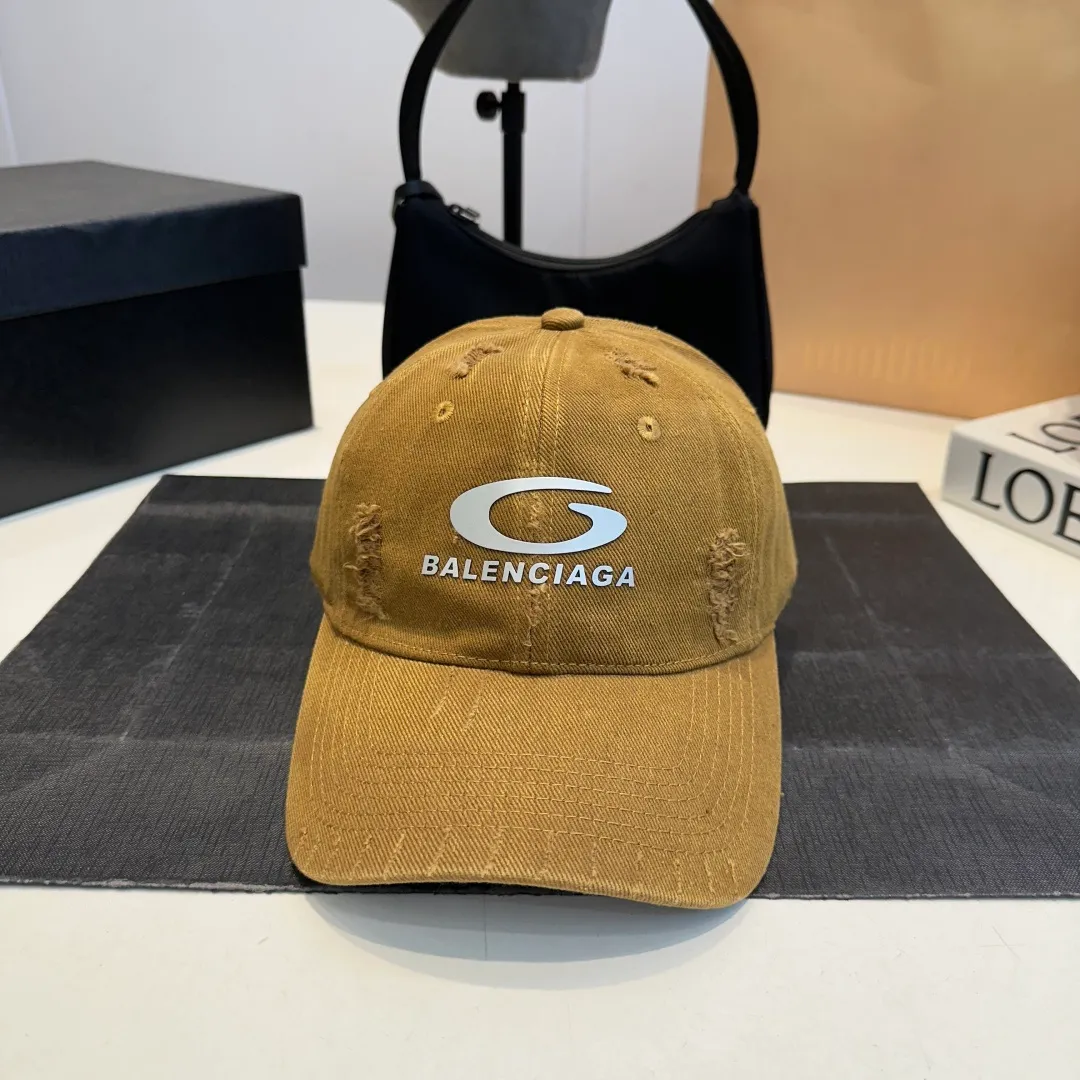 P56 New Balencia*a Balenciaga new baseball cap, ready for delivery in seconds🧢Simple, fashionable, super invincible and beautiful hat! Couple style!