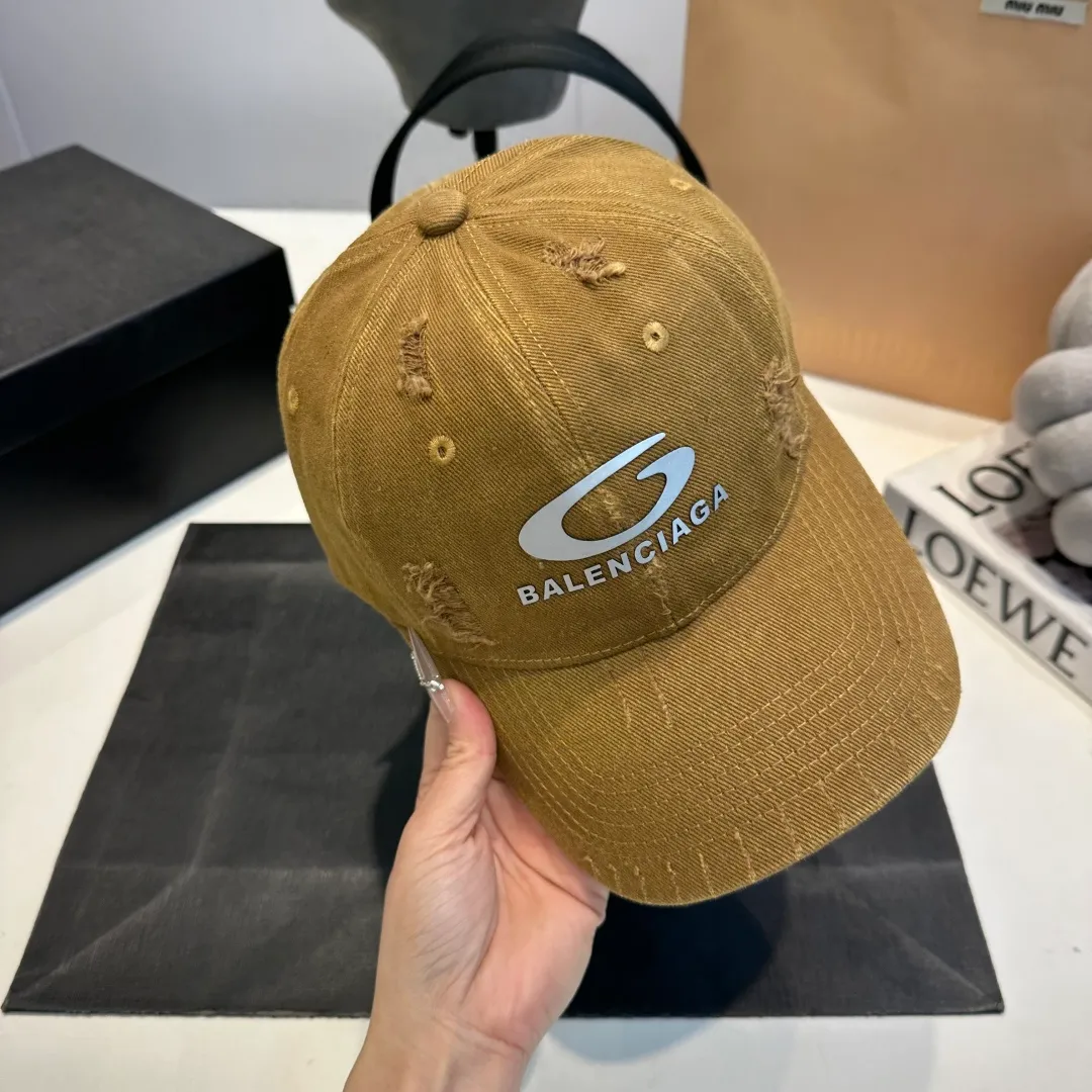 P56 New Balencia*a Balenciaga new baseball cap, ready for delivery in seconds🧢Simple, fashionable, super invincible and beautiful hat! Couple style!