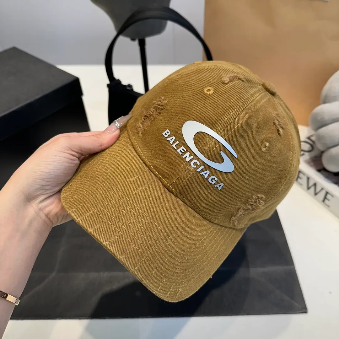 P56 New Balencia*a Balenciaga new baseball cap, ready for delivery in seconds🧢Simple, fashionable, super invincible and beautiful hat! Couple style!