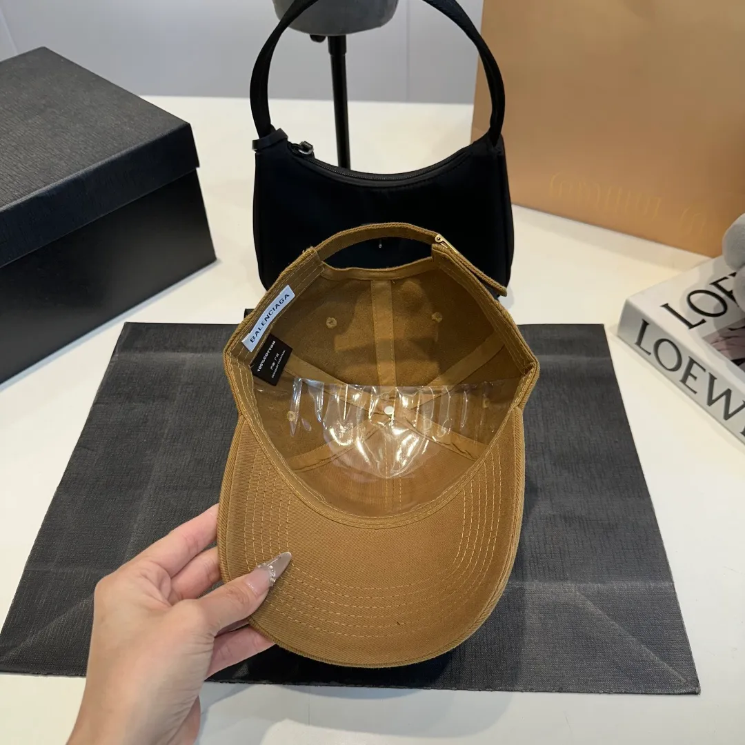 P56 New Balencia*a Balenciaga new baseball cap, ready for delivery in seconds🧢Simple, fashionable, super invincible and beautiful hat! Couple style!