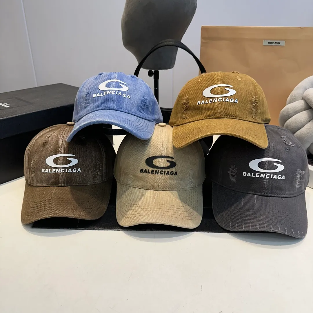P56 New Balencia*a Balenciaga new baseball cap, ready for delivery in seconds🧢Simple, fashionable, super invincible and beautiful hat! Couple style!