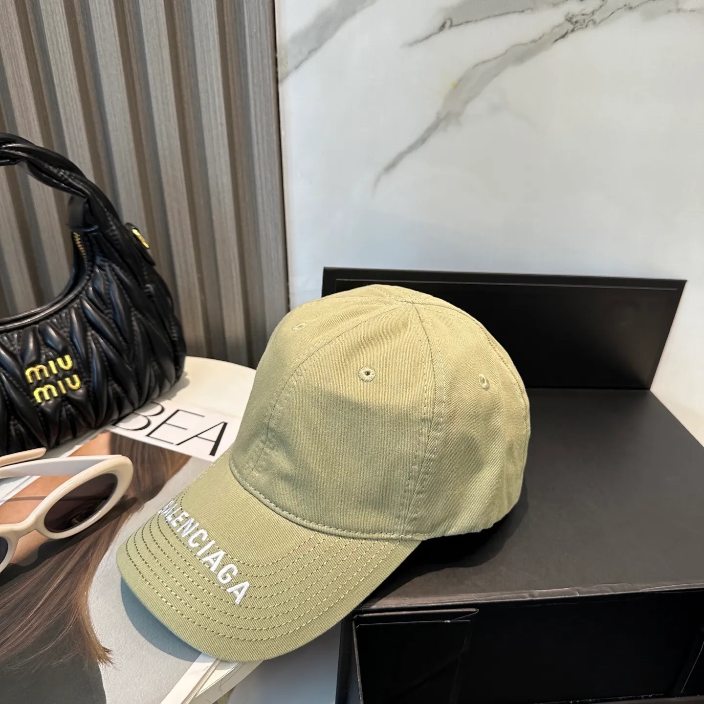 P56 Balencia*a Balenciaga's new baseball cap, ready for delivery in seconds 🧢Simple, fashionable, super invincible and beautiful hat! Couple style! The advantages of the original product compared to other hats,