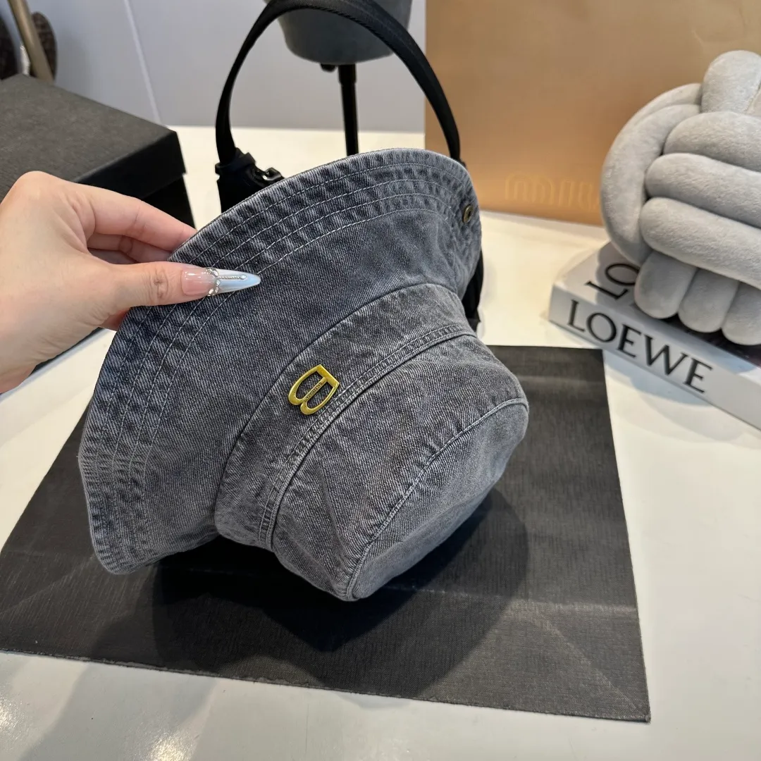 P70 Balenciaga denim bucket hat, head circumference 57cm