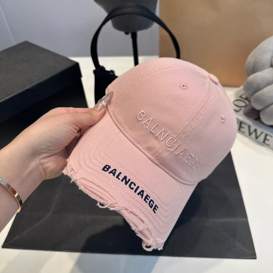 P60 Balenciaga BALENGIAGA hole baseball cap