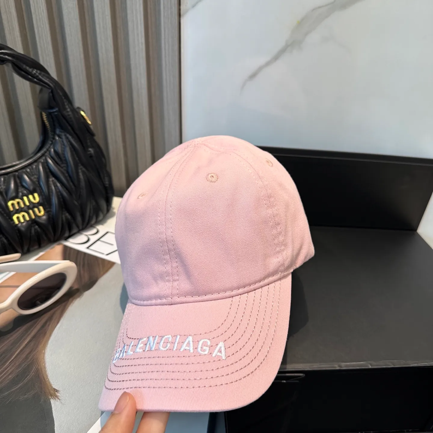 P66 Balencia*a Balenciaga's new baseball cap, ready for delivery in seconds 🧢Simple, fashionable, super invincible and beautiful hat! Couple style! The advantages of the original product compared to other hats,