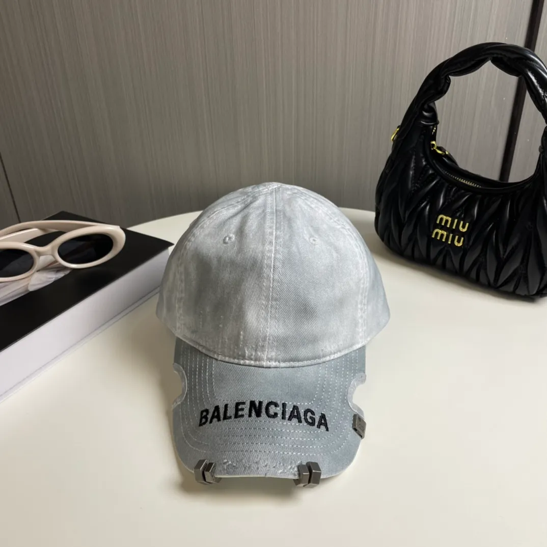 P80👒Balenciaga baseball cap Balenciaga embroidered yuppie baseball cap🧢Original baseball cap♥️The quality is very good👍Casual and fashionable🌼Versatile style♥️Same style for men and women!