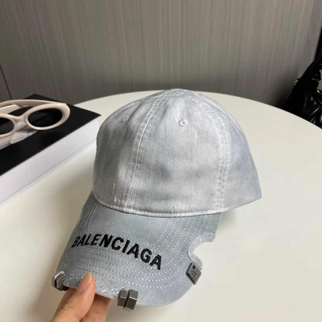 P80👒Balenciaga baseball cap Balenciaga embroidered yuppie baseball cap🧢Original baseball cap♥️The quality is very good👍Casual and fashionable🌼Versatile style♥️Same style for men and women!