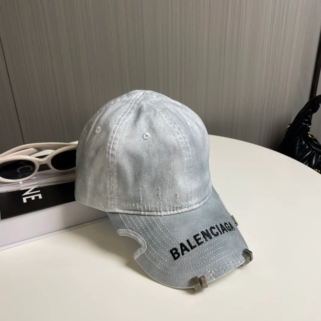 P80👒Balenciaga baseball cap Balenciaga embroidered yuppie baseball cap🧢Original baseball cap♥️The quality is very good👍Casual and fashionable🌼Versatile style♥️Same style for men and women!