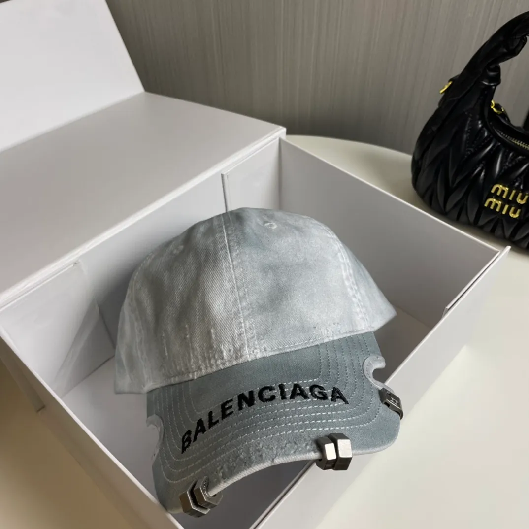 P80👒Balenciaga baseball cap Balenciaga embroidered yuppie baseball cap🧢Original baseball cap♥️The quality is very good👍Casual and fashionable🌼Versatile style♥️Same style for men and women!