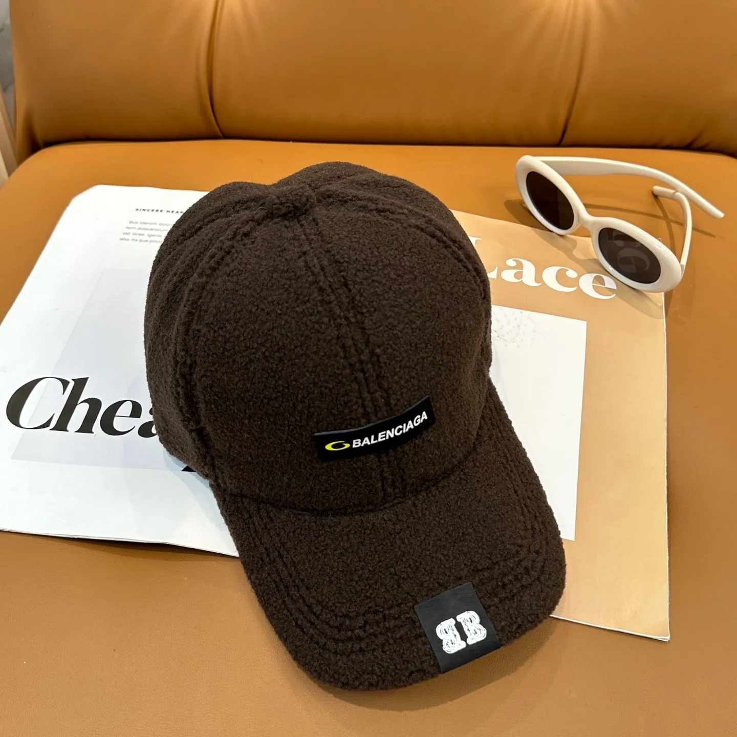 P56 Balenciaga ~ New autumn and winter lamb wool baseball cap ~ It is a perfect interpretation of the sweet and cool style. I love it so much❤️ The top is sexy and handsome. Both are online! No girl can refuse a fluffy item.