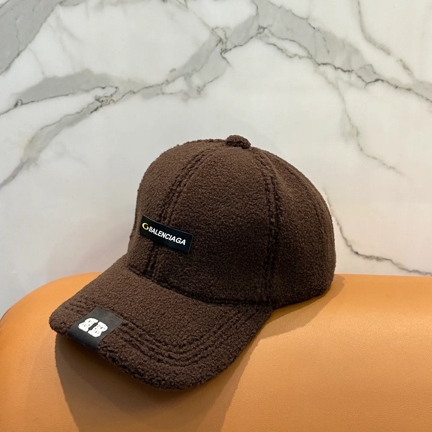 P56 Balenciaga ~ New autumn and winter lamb wool baseball cap ~ It is a perfect interpretation of the sweet and cool style. I love it so much❤️ The top is sexy and handsome. Both are online! No girl can refuse a fluffy item.