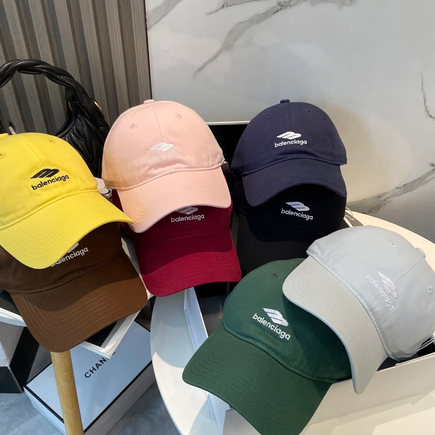 P60 BALENCIAGA Balenciaga's new embroidered logo baseball cap, cool colors, different styles for men and women, the first batch will be shipped first! A must-buy for Paris fans!