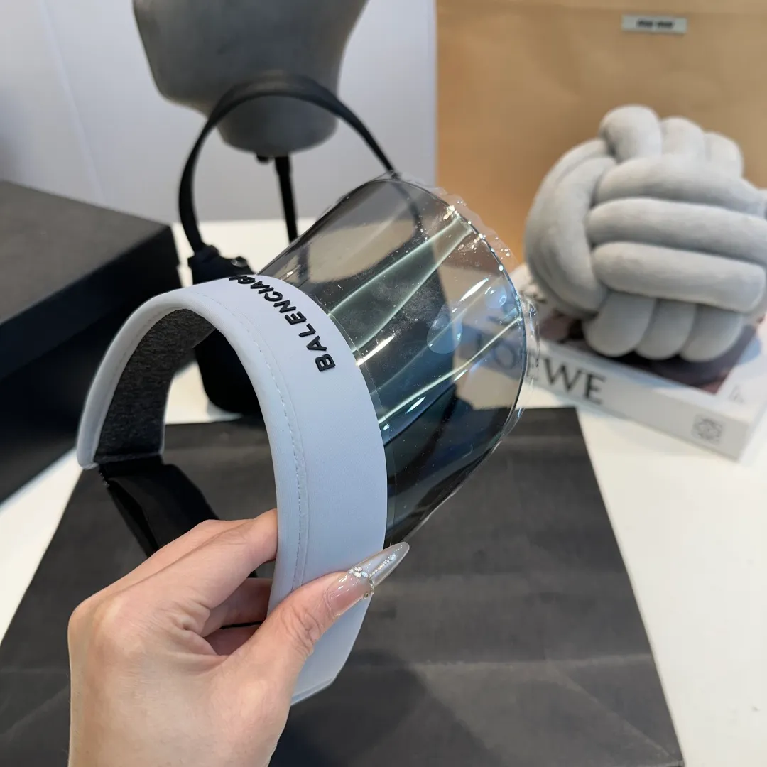 P50 Balencia*a Balenciaga's new style 💞 Summer ice silk empty top hat. The empty top sun protection hat does not delay the ponytail~ The ice silk fabric is practical and beautiful! The design of the large brim can effectively block ultraviolet rays. Multiple colors available.