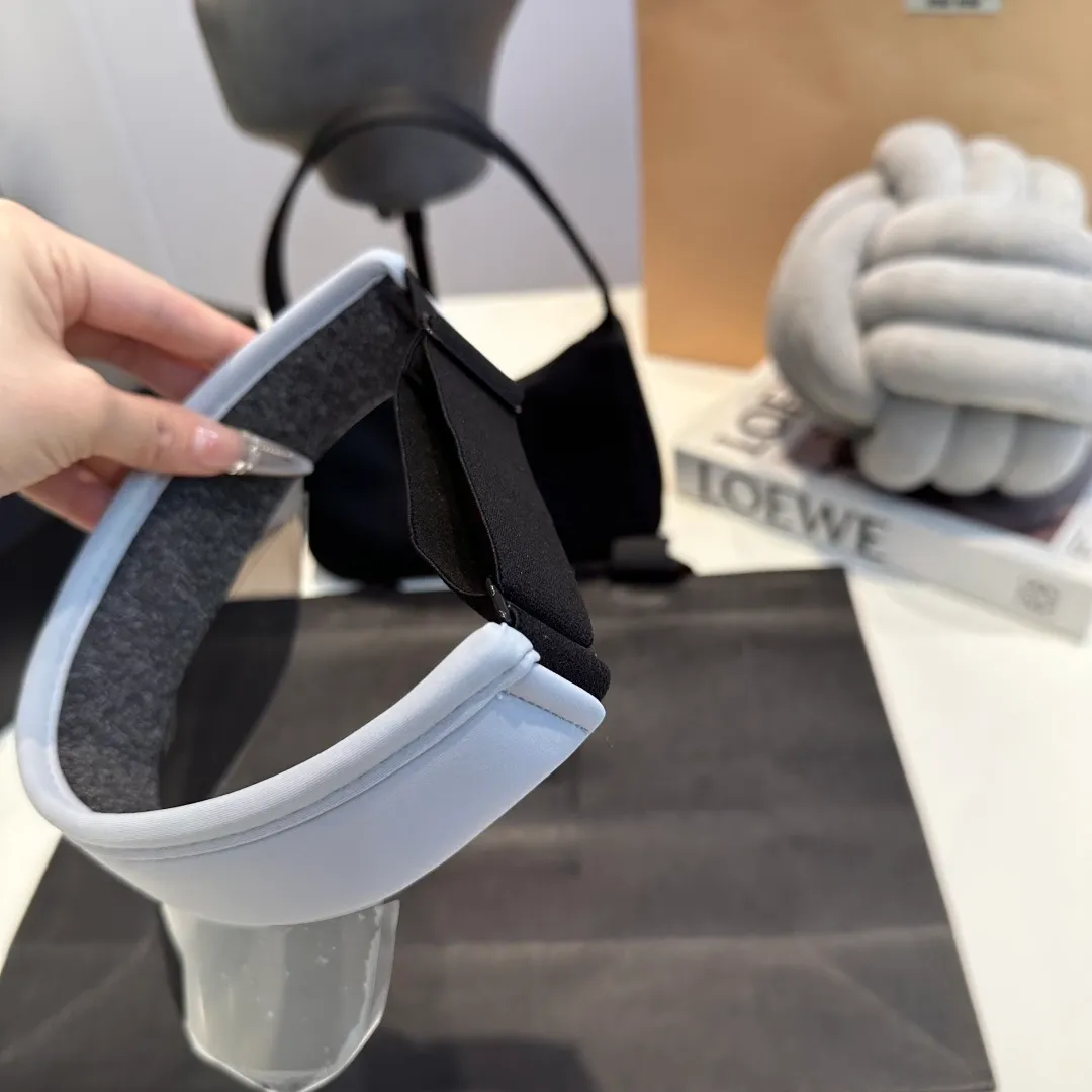 P50 Balencia*a Balenciaga's new style 💞 Summer ice silk empty top hat. The empty top sun protection hat does not delay the ponytail~ The ice silk fabric is practical and beautiful! The design of the large brim can effectively block ultraviolet rays. Multiple colors available.