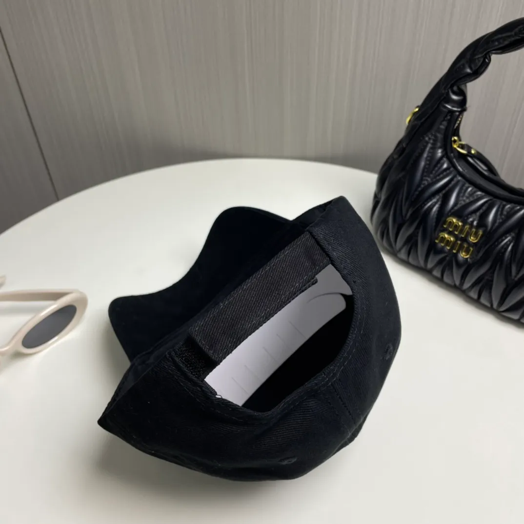 P60 new product Balencia*a new baseball cap with embroidered letters from Balenciaga, ready for delivery in seconds🧢Simple, fashionable, super invincible and beautiful hat! Couple style!