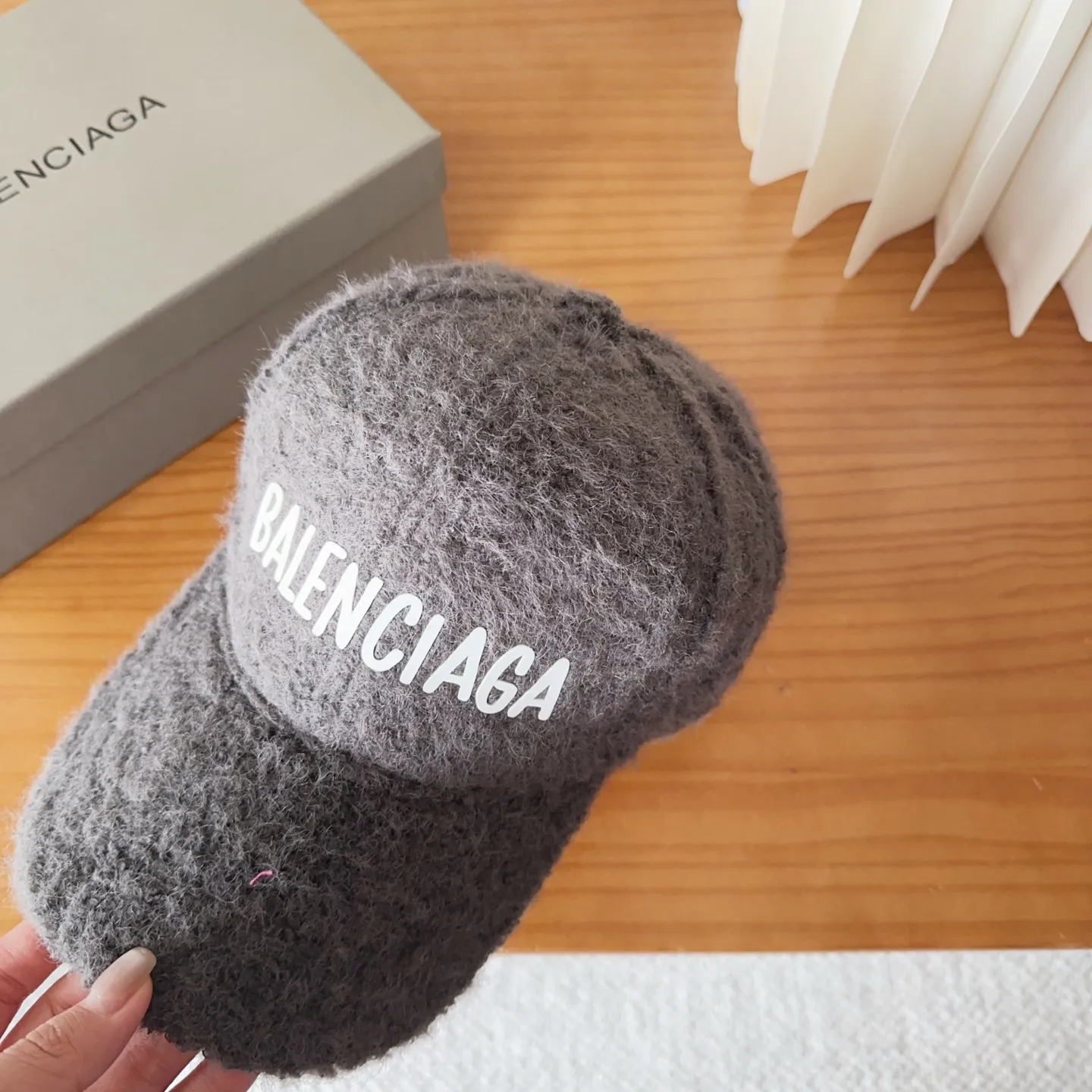 🉐️110 Balenciaga* baseball cap, classic trendy and cool style, so nice👍😍 It’s so good-looking that you don’t need it 😉 Huge-proof ❗️Versatile, ❗️Big enough to show off your face 😉
