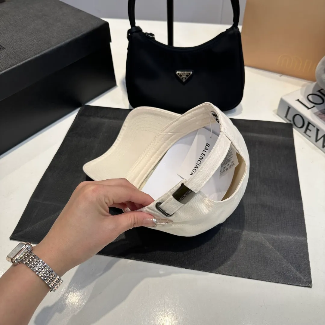 P60 Balenciaga Balenciaga's new baseball cap, personalized and old yuppie style, has a strong sense of design and is a must-have for fashionistas