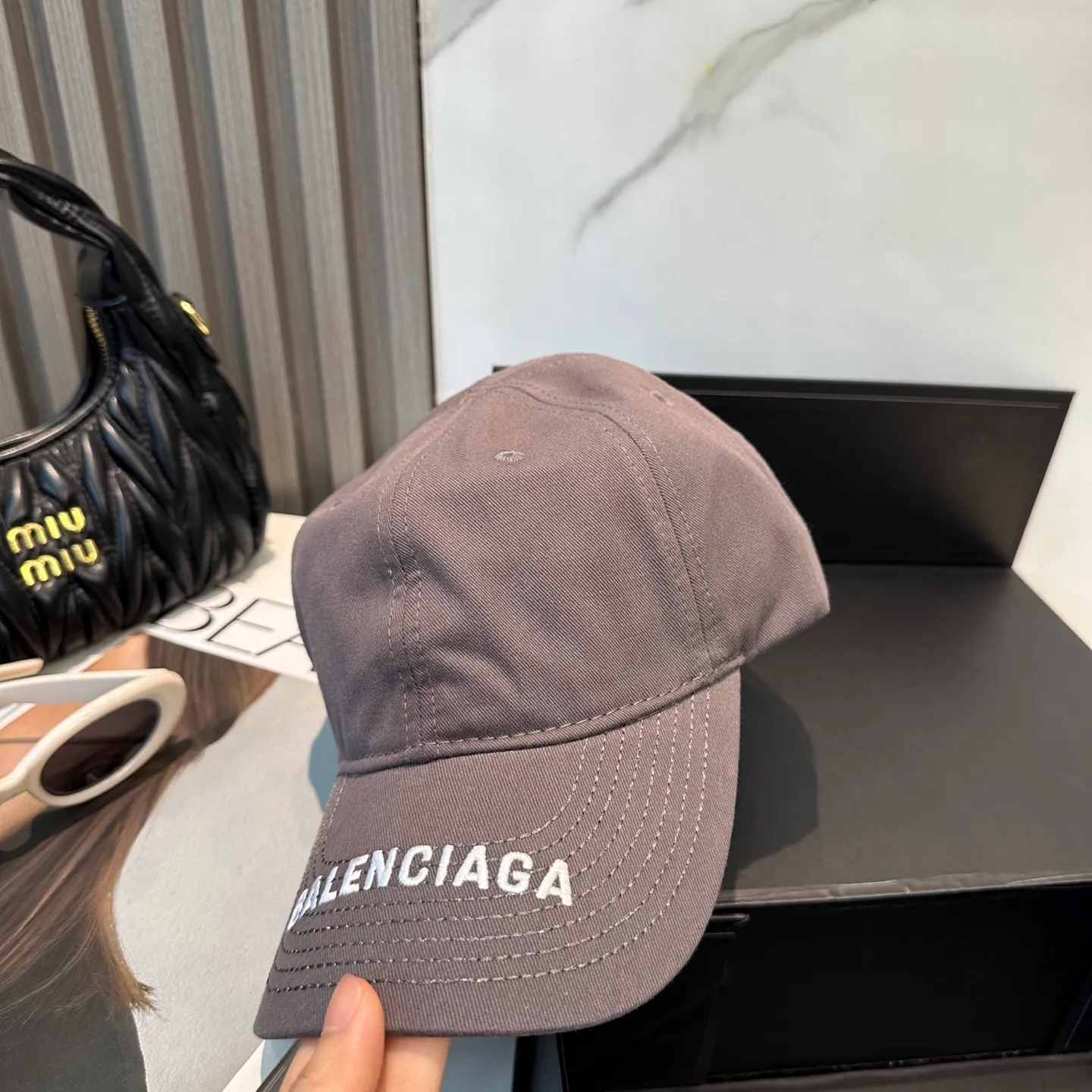 P66 Balencia*a Balenciaga's new baseball cap, ready for delivery in seconds 🧢Simple, fashionable, super invincible and beautiful hat! Couple style! The advantages of the original product compared to other hats,