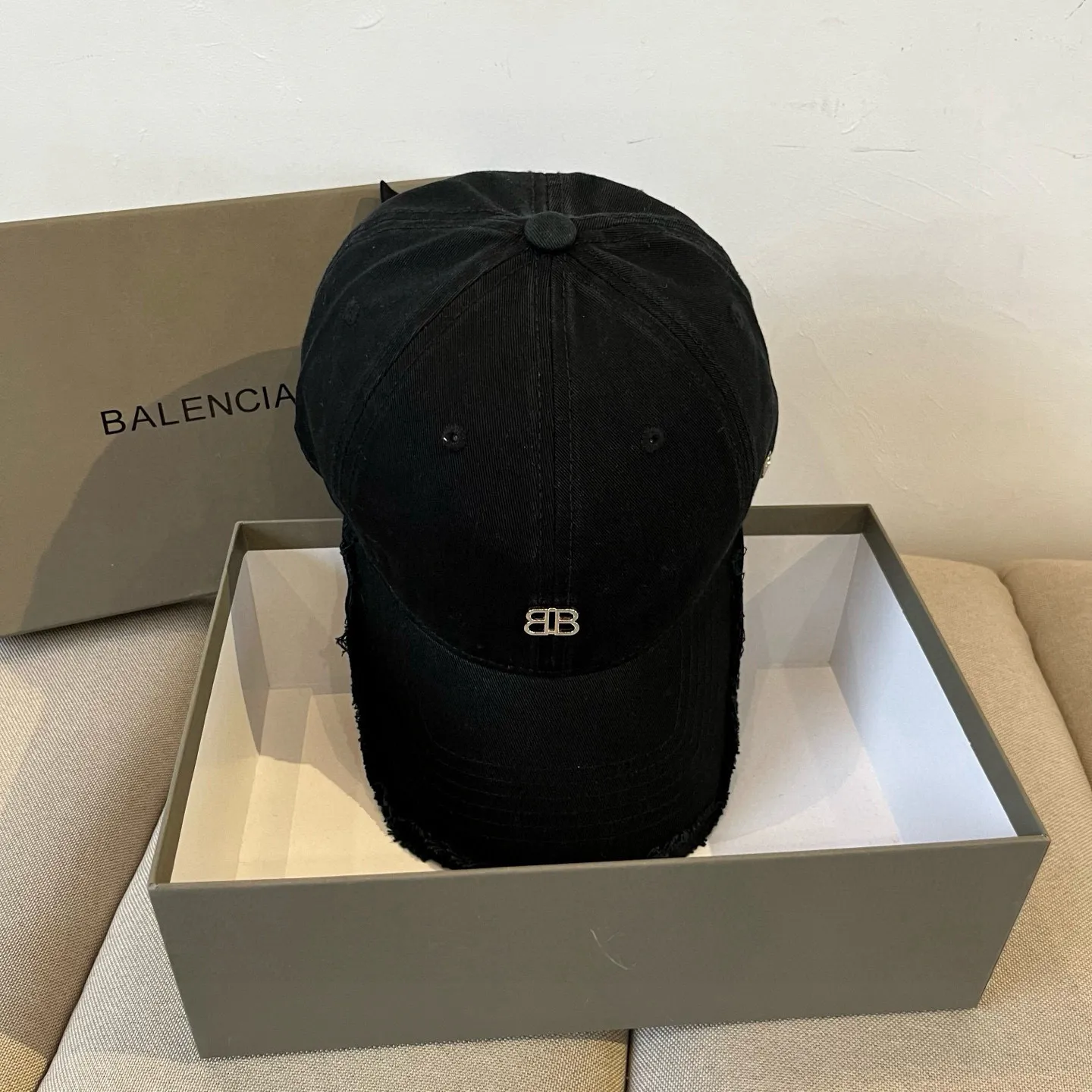 P60 BALENCIAGA new logo baseball cap, cool colors, different styles for men and women, the first batch will be shipped first! A must-buy for Paris fans!