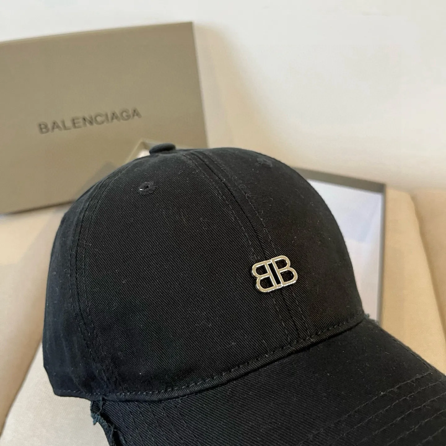 P60 BALENCIAGA new logo baseball cap, cool colors, different styles for men and women, the first batch will be shipped first! A must-buy for Paris fans!
