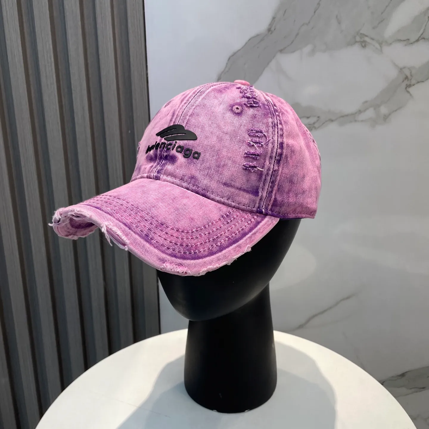 P66 Balenciaga new spring baseball cap This hat is so beautiful! The hole design adds a bit of casualness and uninhibitedness, allowing you to easily wear it with casual wear or sportswear.