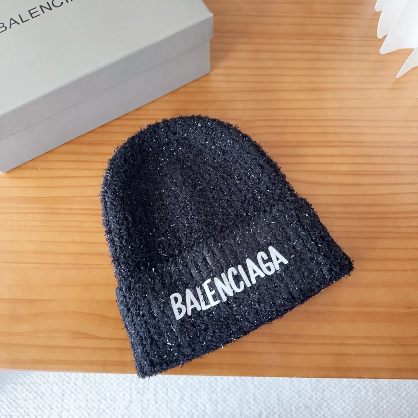 💰54 Balenciaga knitted cold hat brick cabinet new style! It became popular on Xiaohongshu as soon as it was put on the shelves~ First released on the whole network, matching color and version. The first batch of goods is sufficient, so hurry up and get it.