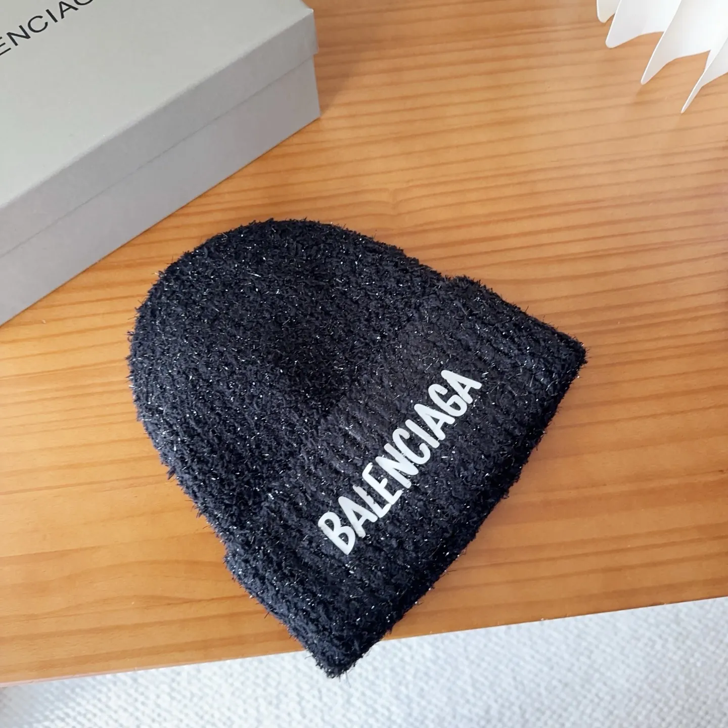 💰54 Balenciaga knitted cold hat brick cabinet new style! It became popular on Xiaohongshu as soon as it was put on the shelves~ First released on the whole network, matching color and version. The first batch of goods is sufficient, so hurry up and get it.