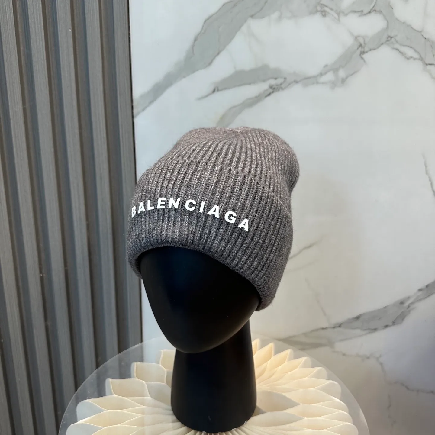 P56 Balenciaga new letter knitted hat! Xiaohongshu’s hottest selling item! Dress well! The same style for men and women, fashionable and popular🌸First-class quality, the best brand to keep warm in autumn and winter, order now, limited edition