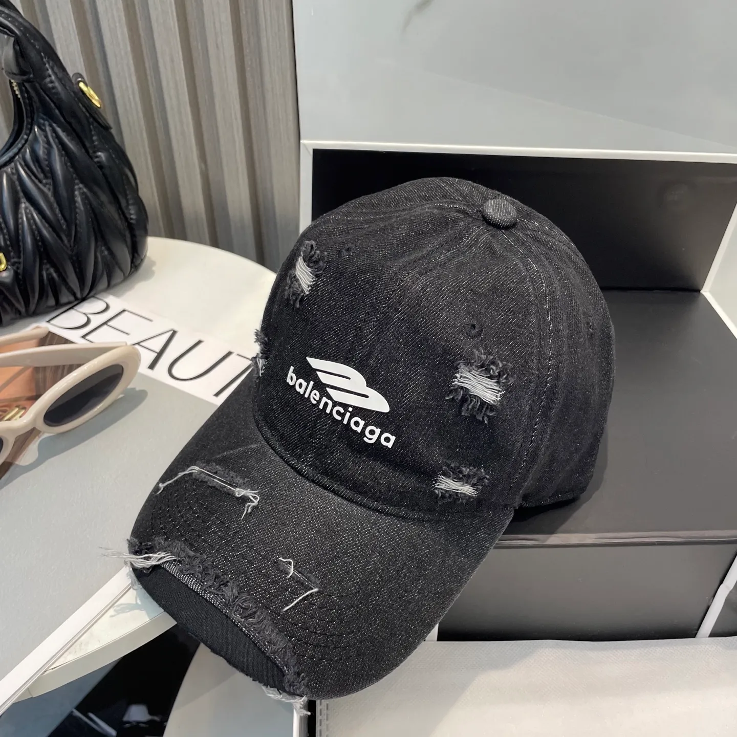 P66 Balenciaga (Balenciaga) new washed distressed ripped denim baseball cap Newly launched washed denim series, casual and versatile wardrobe matching artifact