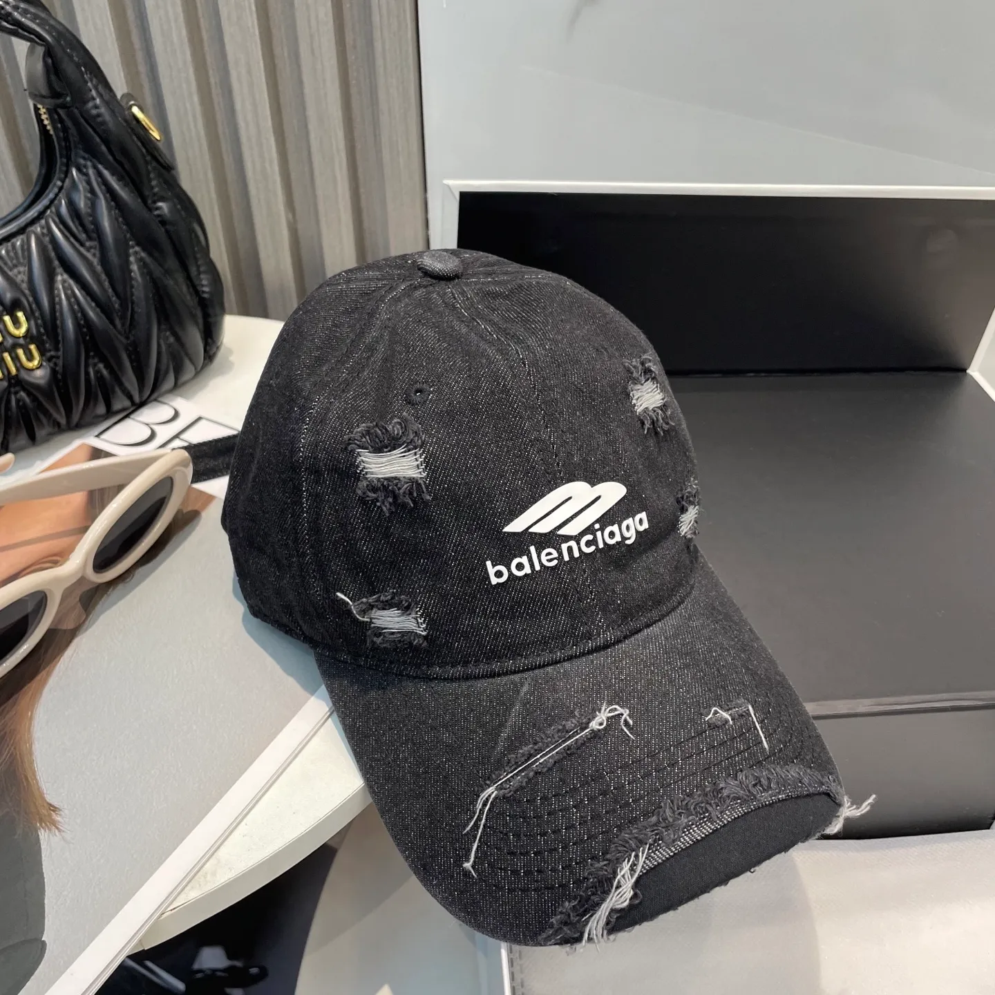 P66 Balenciaga (Balenciaga) new washed distressed ripped denim baseball cap Newly launched washed denim series, casual and versatile wardrobe matching artifact