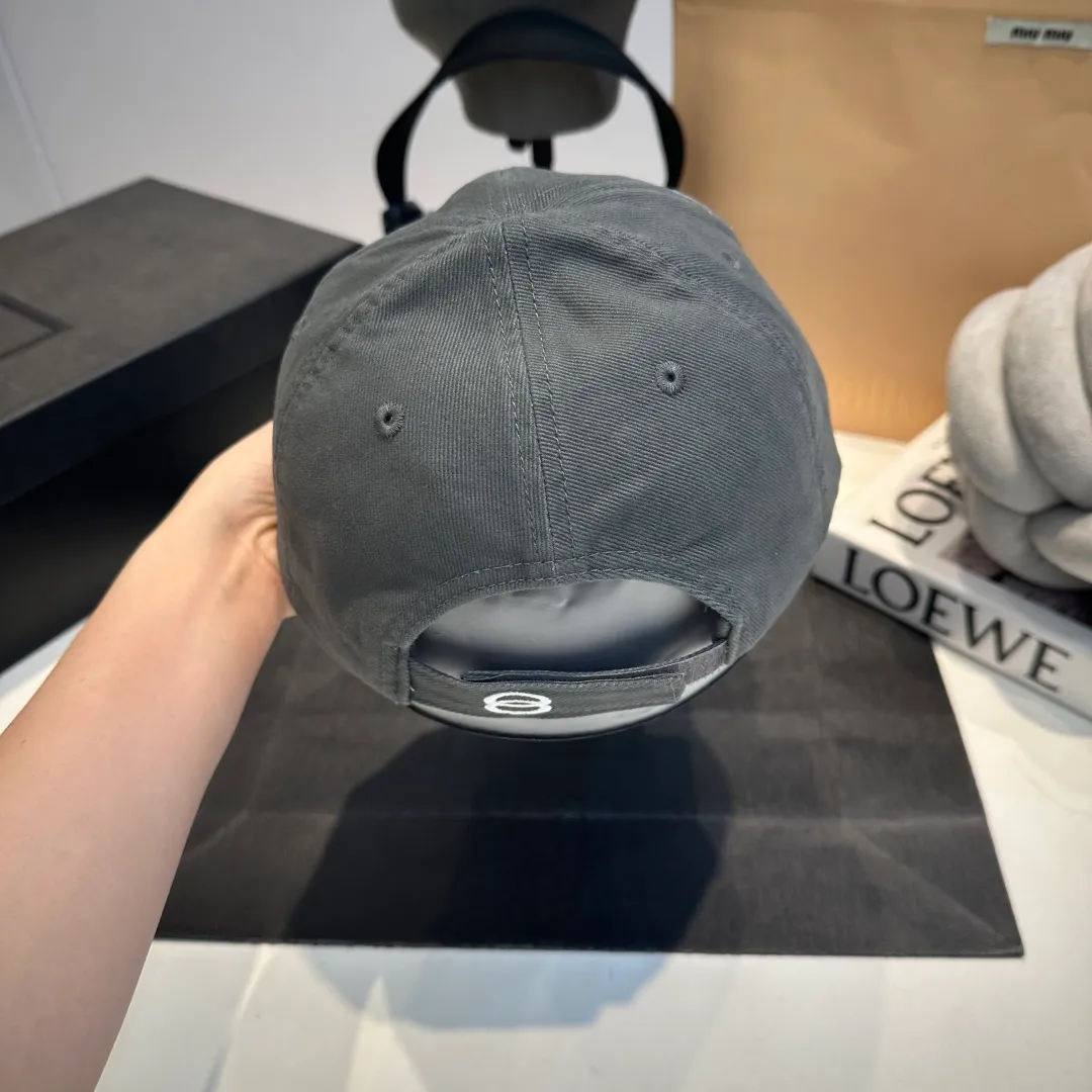 P70 BALENCIAGA new embroidered logo baseball cap, cool colors, different styles for men and women, the first batch will be shipped first! A must-buy for Paris fans!