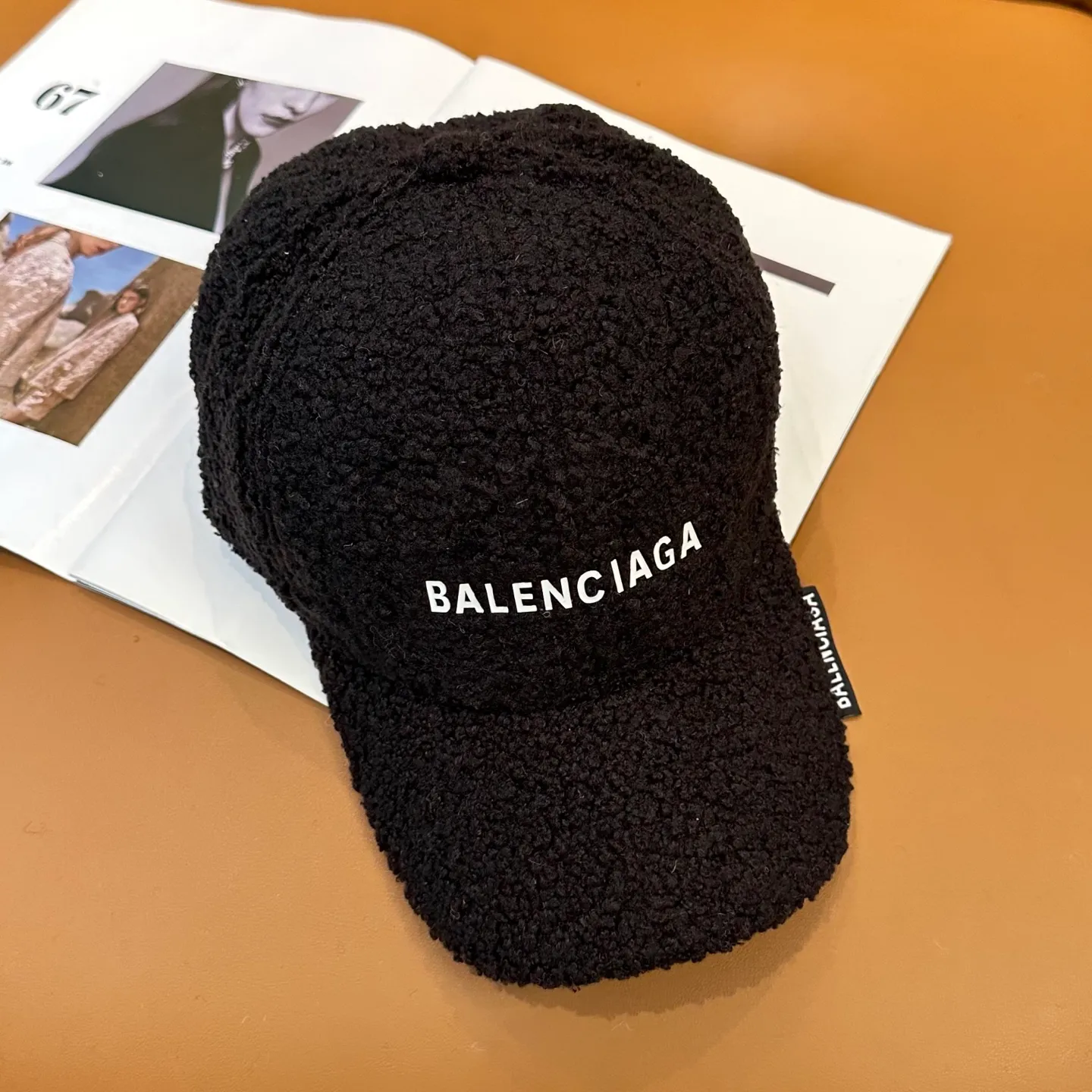P60 Balenciaga BaIenciag's new baseball cap ~ It is a perfect interpretation of the sweet and cool style. I love it so much❤️ The top is sexy and handsome. Both are online! No girl can refuse a fluffy item.