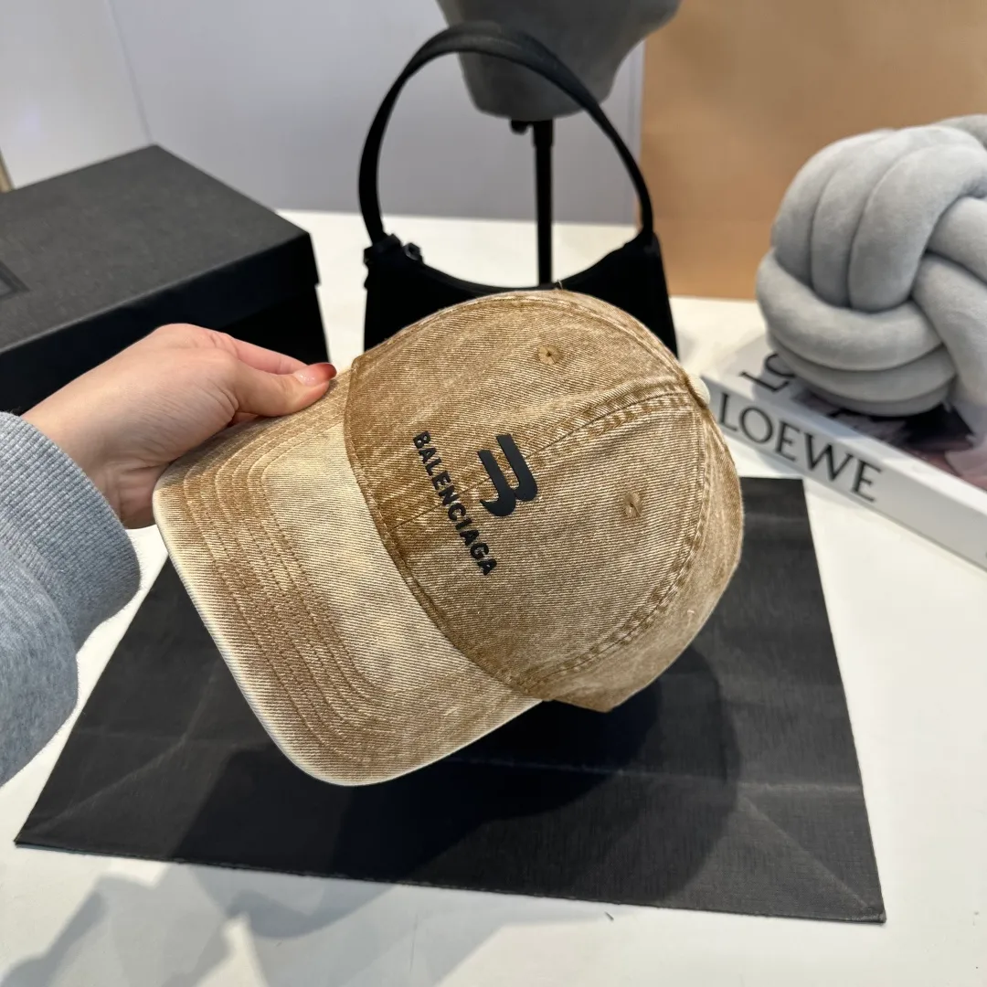 P60 BALENCIAGA 🆕Spring style new personalized baseball cap, high quality and excellent breathability, suitable for all seasons, high-value fashion item! Same style for men and women