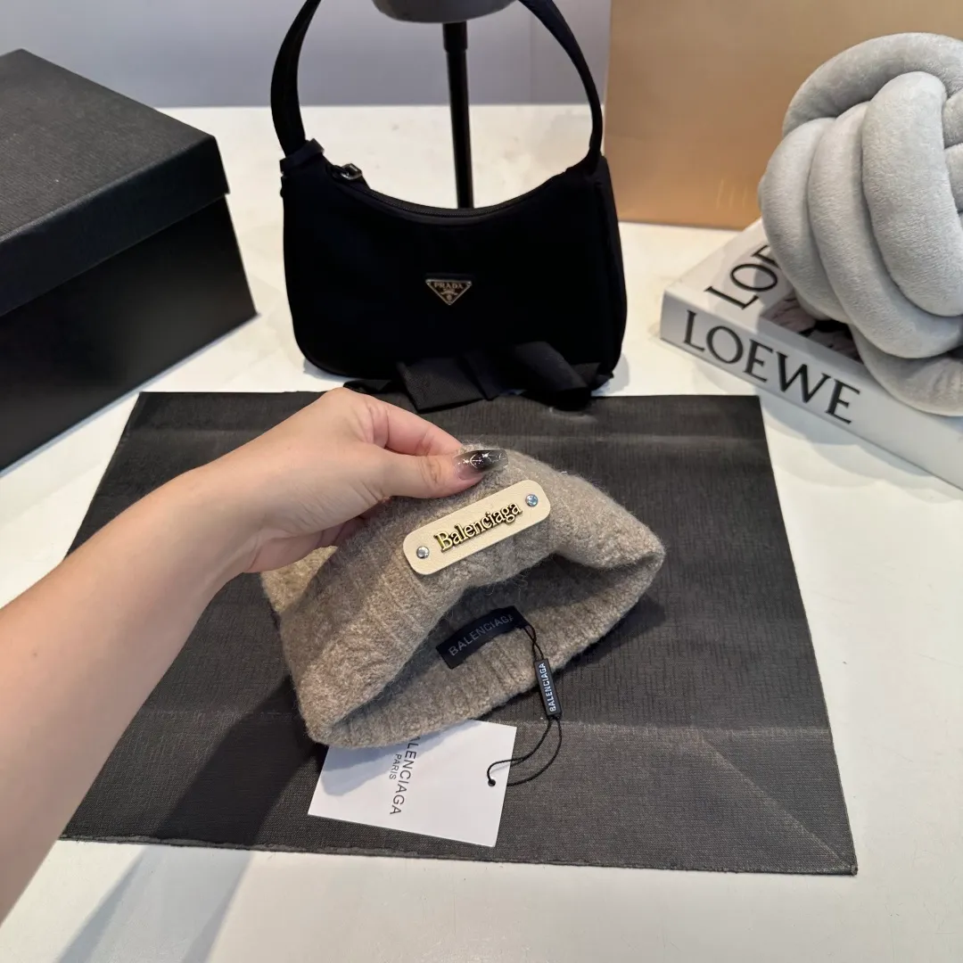 P50 Balenciaga👒Spot Balenciaga official website quality (not ordinary goods in the market, pay attention to the details) new autumn and winter letter LOGO woolen hat, same style knitted hat for men and women🔥elegant temperament, warm and comfortable