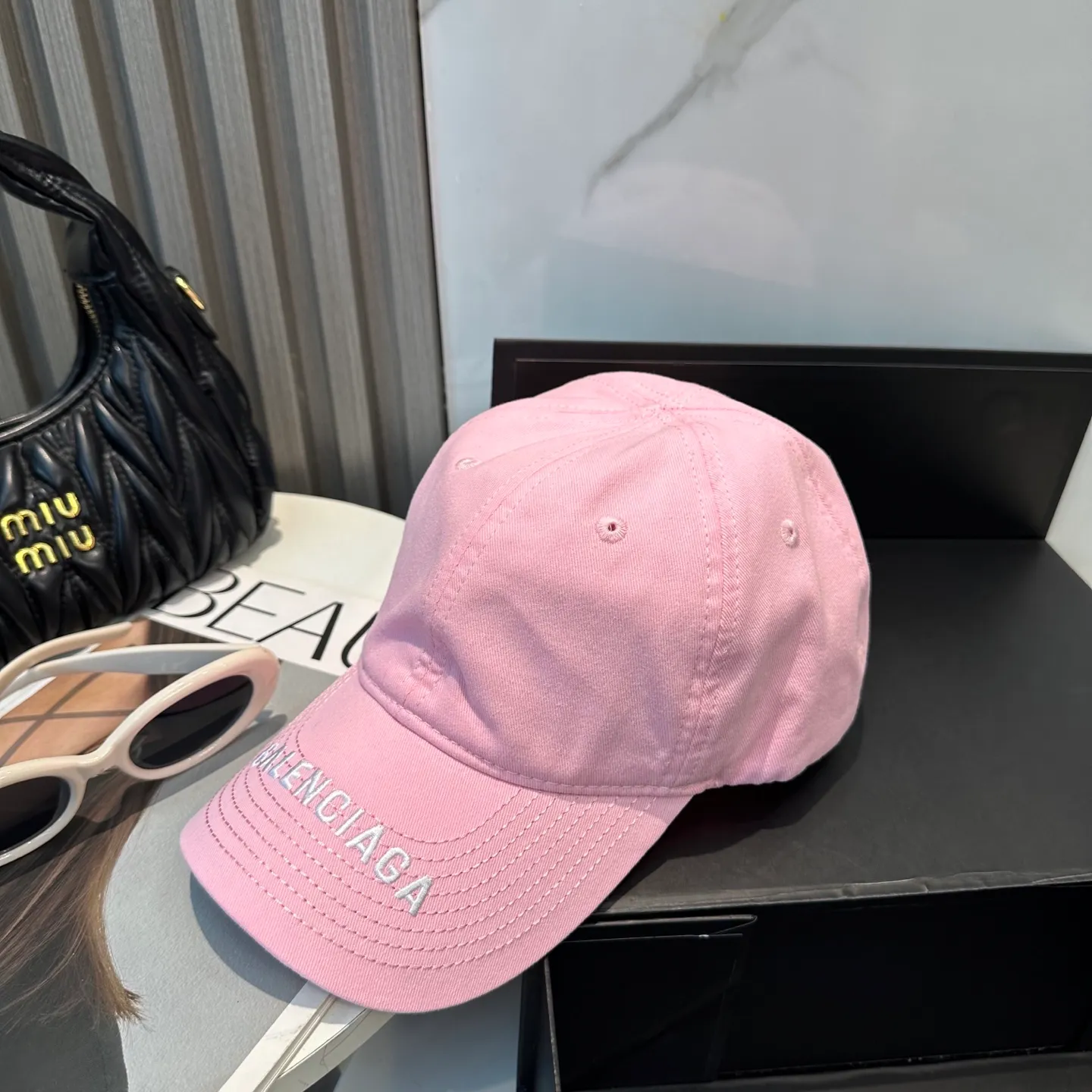 P56 Balencia*a Balenciaga's new baseball cap, ready for delivery in seconds 🧢Simple, fashionable, super invincible and beautiful hat! Couple style! The advantages of the original product compared to other hats,