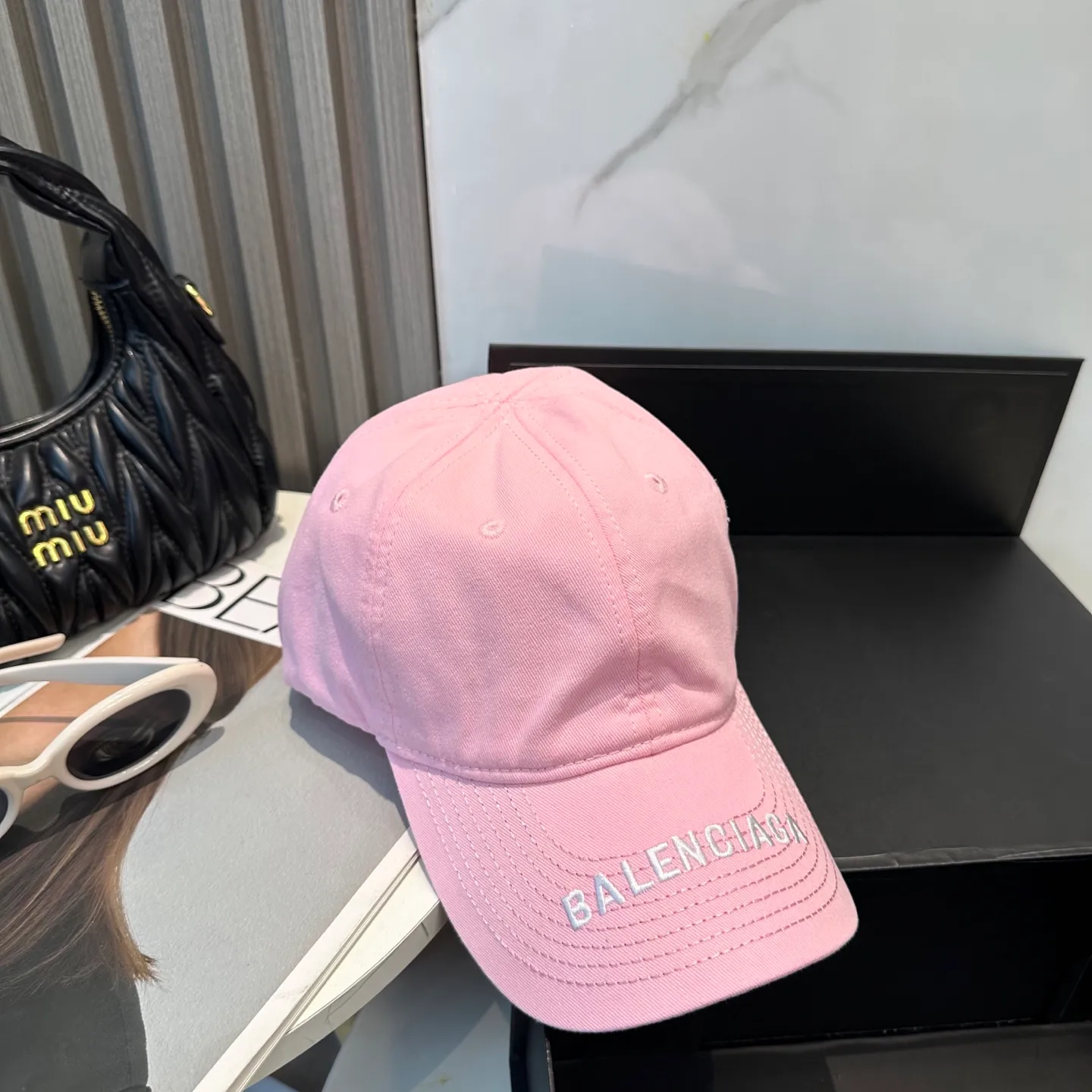 P56 Balencia*a Balenciaga's new baseball cap, ready for delivery in seconds 🧢Simple, fashionable, super invincible and beautiful hat! Couple style! The advantages of the original product compared to other hats,