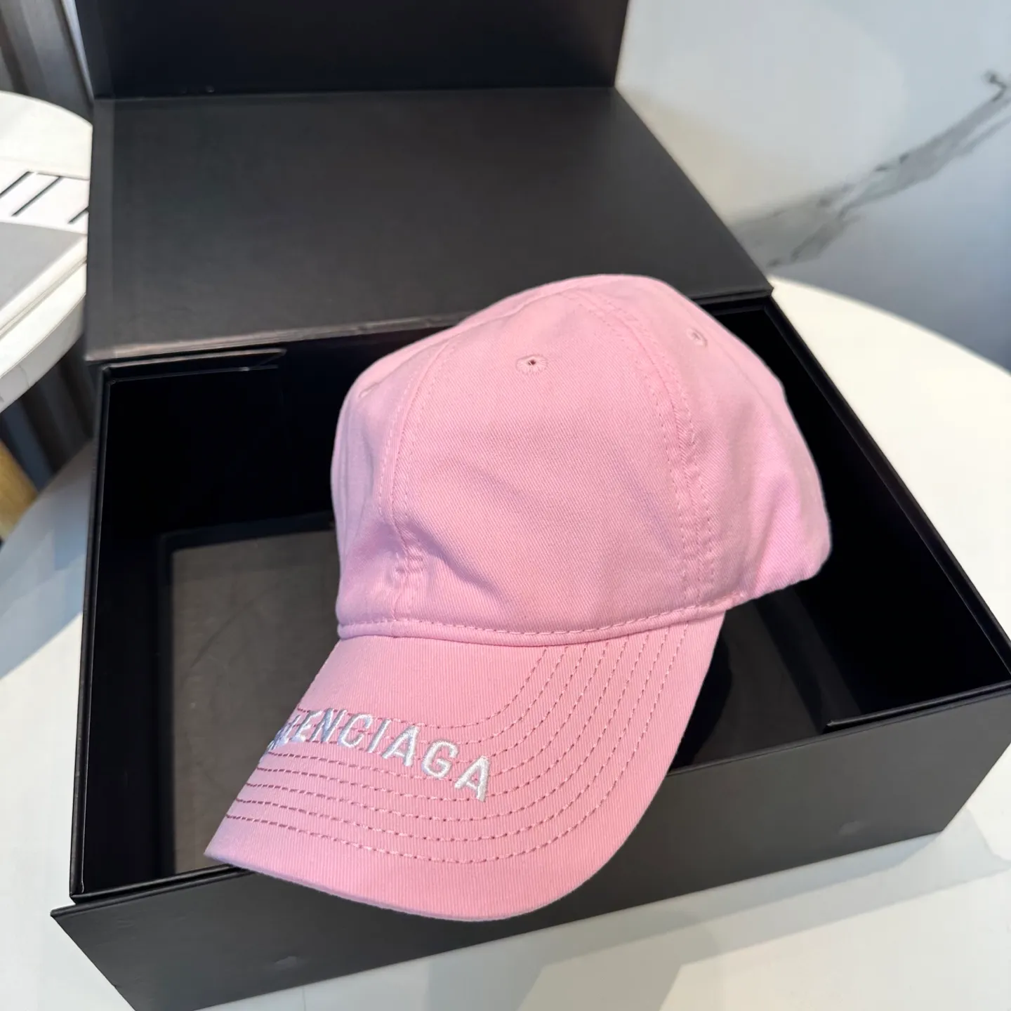 P56 Balencia*a Balenciaga's new baseball cap, ready for delivery in seconds 🧢Simple, fashionable, super invincible and beautiful hat! Couple style! The advantages of the original product compared to other hats,