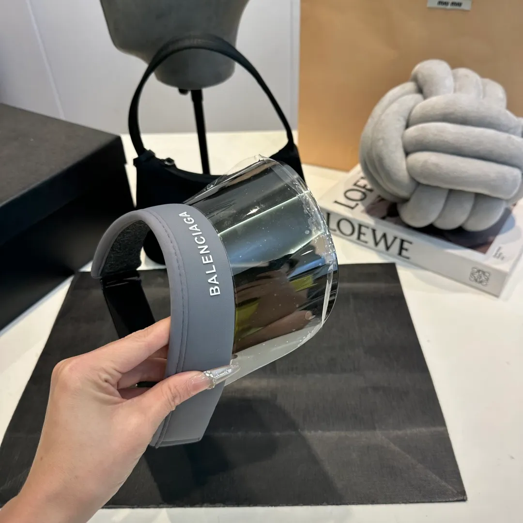 P50 Balencia*a Balenciaga's new style 💞 Summer ice silk empty top hat. The empty top sun protection hat does not delay the ponytail~ The ice silk fabric is practical and beautiful! The design of the large brim can effectively block ultraviolet rays. Multiple colors available.